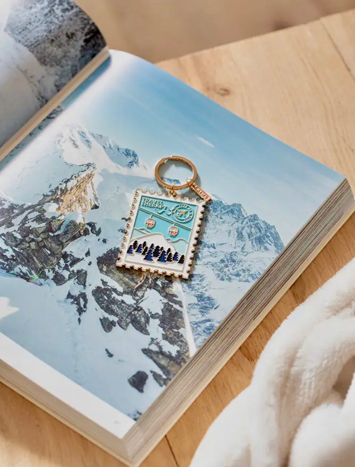 Porte-clés “Travel Therapy” – Émail et Plaqué Or FOBstory